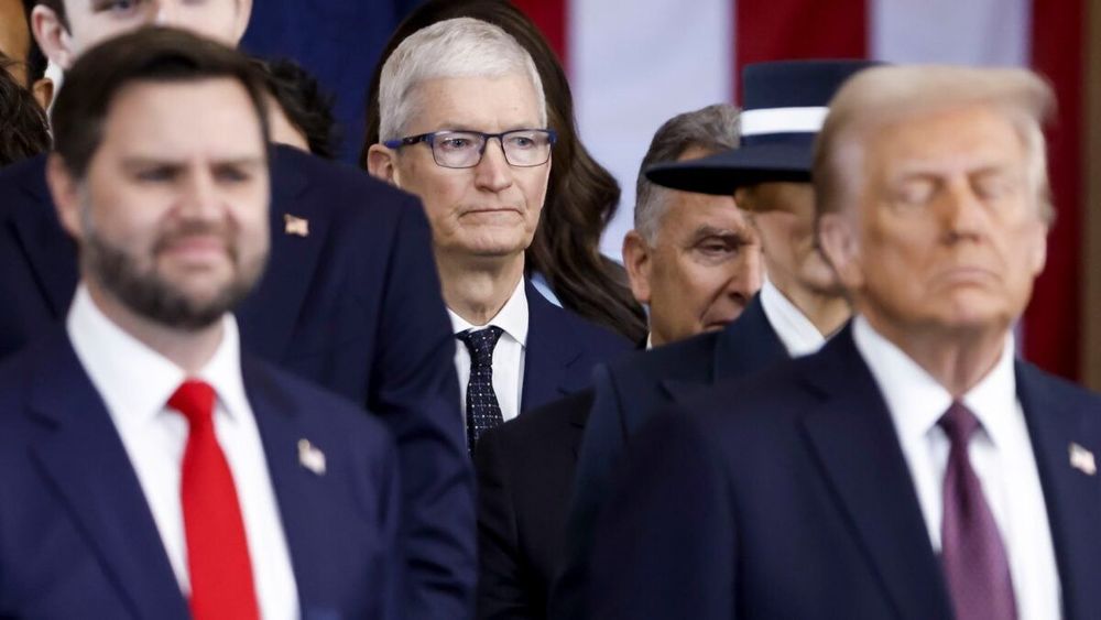 Tim Cook cùng Trump tại Nhà Trắng khi Apple công bố đầu tư 100 tỷ USD