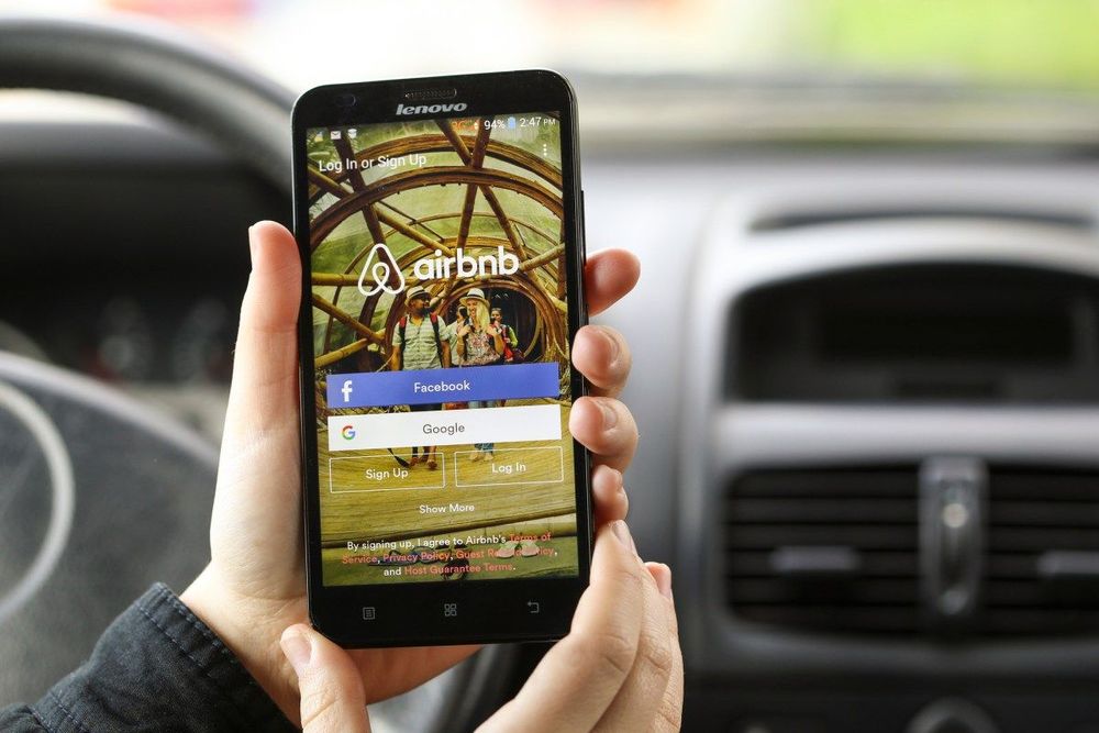 Airbnb is discreetly introducing an AI-powered customer service bot in the US
