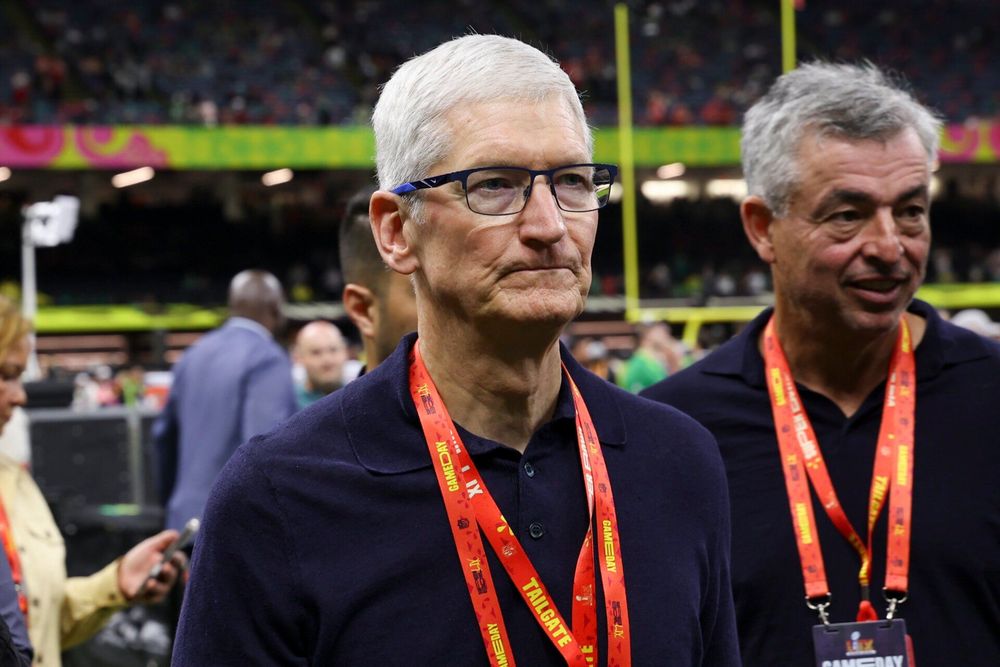 Apple's stock price falls after an executive says it is considering integrating AI into Safari
