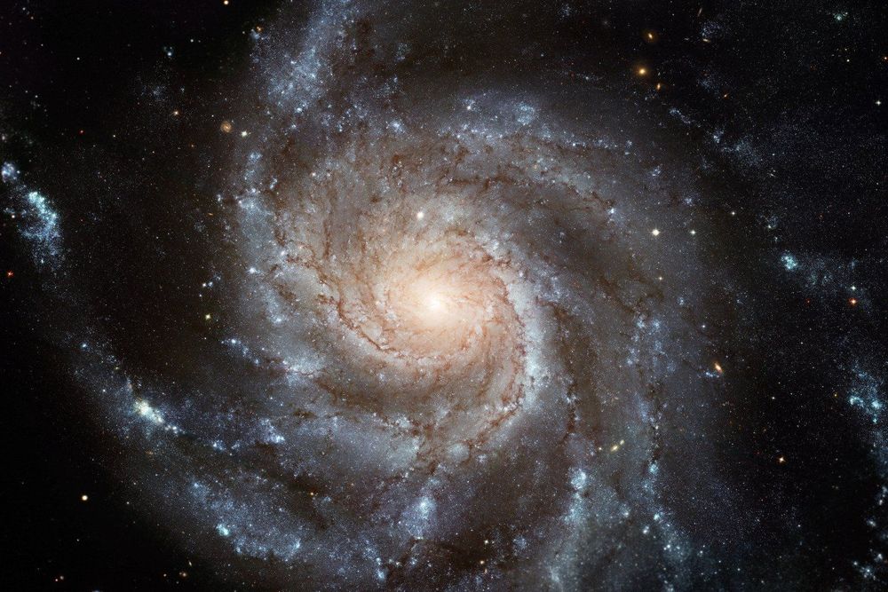 Does light traveling through space degrade?
