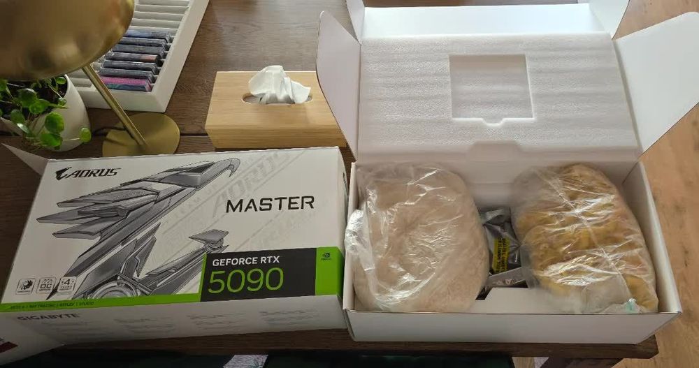 Khách hàng Amazon mua RTX 5090, nhận gạo, mì và một GPU không xác định