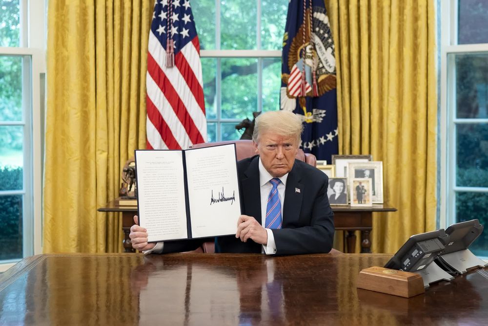 Trump công bố kế hoạch AI mạnh mẽ, tập trung vào gỡ rào cản, loại bỏ thanh toán bản quyền cho đào tạo AI