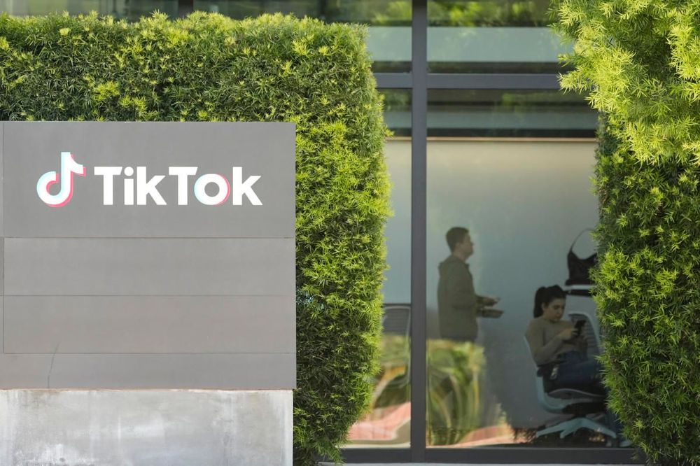 Trump trì hoãn lệnh cấm TikTok ít nhất 75 ngày thông qua sắc lệnh hành pháp